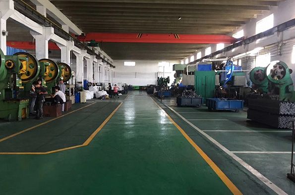 本廠擁有一支技術(shù)力量雄厚、工藝先進(jìn)、檢測設(shè)備齊全的隊伍。我們的產(chǎn)品已經(jīng)通過了CECP的電力設(shè)備測試實(shí)驗(yàn)室的測試-電力工業(yè)-電力行業(yè)設(shè)備質(zhì)量測試中心和西安高壓研究所。產(chǎn)品質(zhì)量可靠，性能優(yōu)良，深受國內(nèi)外市場好評。此外，我們已通過ISO 9001體系認(rèn)證，產(chǎn)品達(dá)到歐美一些工業(yè)發(fā)達(dá)國家的水平。